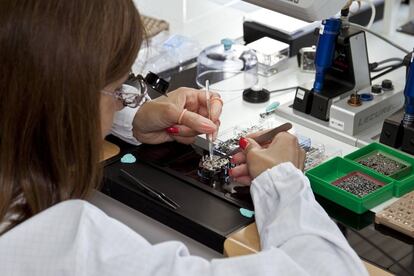 Una empleada de Tag Heuer en el taller de la marca en Suiza.