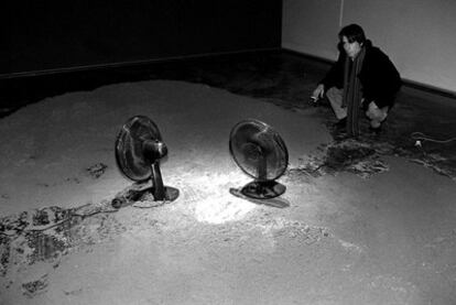 Criado ante su instalación <i>Espacio desértico, </i><b>dentro de la muestra </b><i>Visions de futur,</i> en Girona, 1999.