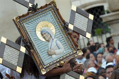 Un hombre lleva la imagen de santa de la madre Teresa de Calcuta durante la ceremonia de canonización en el Vaticano.