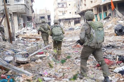 Soldados israelíes caminan junto a edificios dañados en Gaza, este sábado en una imagen difundida por el ejército de Israel.