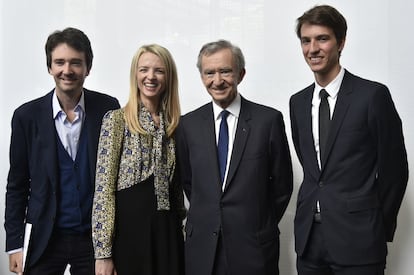 El presidente de LVMH con sus hijos (desde la izquierda) Antoine, Delphine y Alexandre el a&ntilde;o pasado. 
