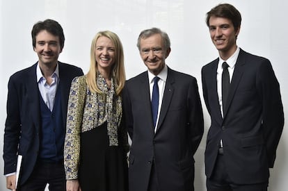 El presidente de LVMH con sus hijos (desde la izquierda) Antoine, Delphine y Alexandre el año pasado.