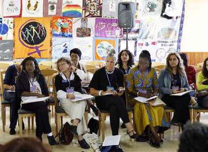 Un grupo de mujeres de diferentes nacionalidades asisten, en Panxón, a un grupo de trabajo organizado por la Marcha Mundial de las Mujeres.