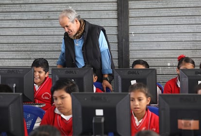 Un profesor trabaja con estudiantes de cuarto grado, en una escuela primaria, en Guatemala.