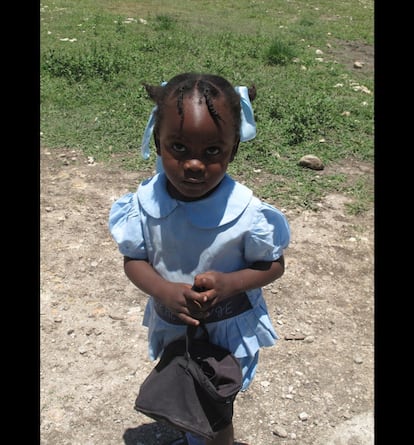 Una niña de preescolar asiste en la escuela de Fe y Alegría en Canaán.