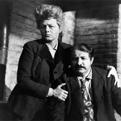 Shelley Winters y Lou Jacobi, en una escena de la película  <i>El diario de Ana Frank</i>.