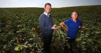 Egbert J. Sonneveld (izquierda) con el agricultor Luis Ballesteros en Illana (Guadalajara).