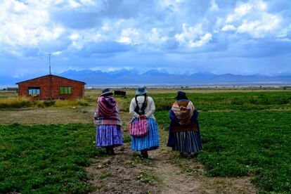 La costumbre hacer las necesidades al aire libre no es fácil de desarraigar; menos entre personas de cierta edad; y menos aún cuando pasan horas en el campo, a cientos de metros de sus casa.
