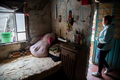 Detalle de la habitación que pertenece a Margarita Cuevas Suárez en su casa en Xochimilco, Ciudad de México.