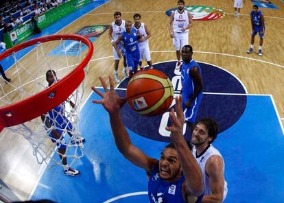 Noah se hace con un rebote ante Gasol.