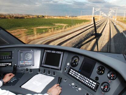 Un maquinista, a los mandos de un tren de Renfe