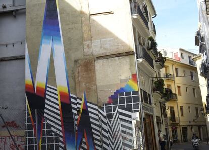 Autor: Felipe Pantone. Calle Corretgeria. Este creador de origen argentino se cuenta entre los artistas más internacionales surgidos de la escena urbana de Valencia. Sus imágenes de una gran plasticidad, construidas por grandes volúmenes de formas geométricas deudoras del Op-art y la Abstracción, colaboran a la creación de nuevos paisajes en el horizonte urbano.