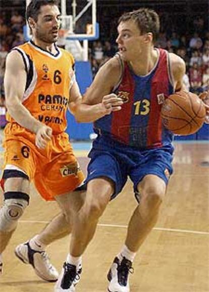 Jasikevicius, con el balón, acosado por Montecchia.