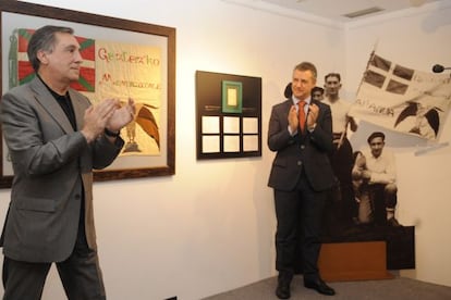 Iñigo Urkullu, a la derecha, aplaude junto a Xabier Agirre en el acto celebrado ayer en la sede del PNV en Vitoria.