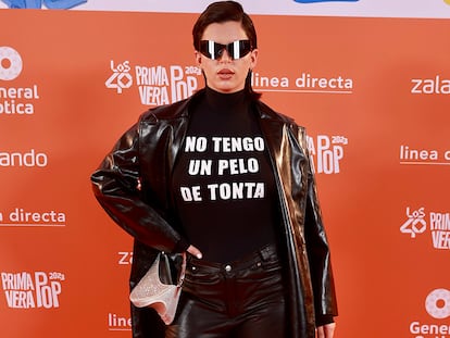 Nathy Peluso, a su llegada a LOS40 Primavera Pop para protagonizar una de las actuaciones de la noche. Eligió un look futurista que recordaba al de la Trinity de Matrix, con una camiseta con mensaje en la que se podía leer "Ni un pelo de tonta".