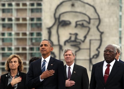 El presidente de Estados Unidos Barack Obama durante la colocación de la ofrenda floral ante el monumento del prócer cubano José Martí, en la Plaza de la Revolución en La Habana, el 21 de marzo.