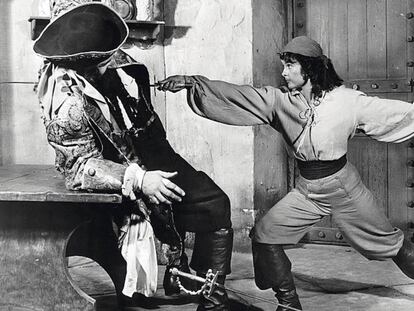 Jean Peters, ensartando a un bucanero como si fuera un pincho moruno en una escena de ‘La mujer pirata’ (1951).