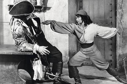 Jean Peters, ensartando a un bucanero como si fuera un pincho moruno en una escena de ‘La mujer pirata’ (1951).