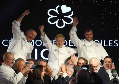 Desde la izquierda, los tres chefs ganadores de tres estrellas Michelin, Glenn Viel, Kei Kobayashi y Christopher Coutanceau, en la París, este lunes.