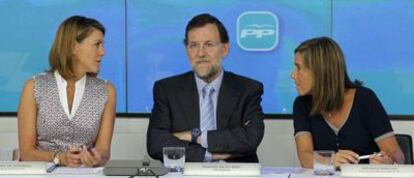 Mariano Rajoy sits between María Dolores de Cospedal and Ana Mato.