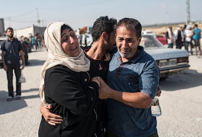 Un padre es recibido por su familia tras pasar la frontera de Rafah, este viernes.