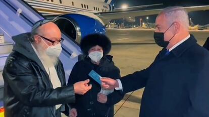 Jonathan Pollard recibe la tarjeta de residencia de mano de Benjamín Netanyahu, en el aeropuerto de Ben Gurión, cercano a Tel Aviv. Detrás, la mujer de Pollard, Esther.