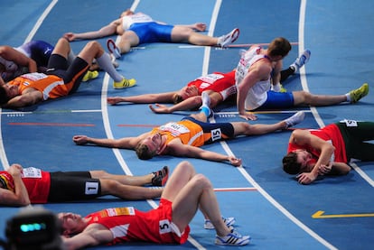 Así se quedaron los participantes del heptatlón en los Europeos de Atletismo en pista cubierta tras terminar la prueba de los 1.000 metros.