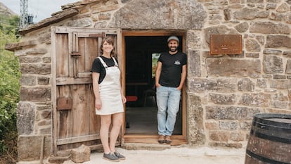 Sarah Hart y Aitor Lobato, de La Lleldiría en su cabaña restaurada en los Valles Pasiegos de Cantabria, en una imagen proporcionada por ellos.