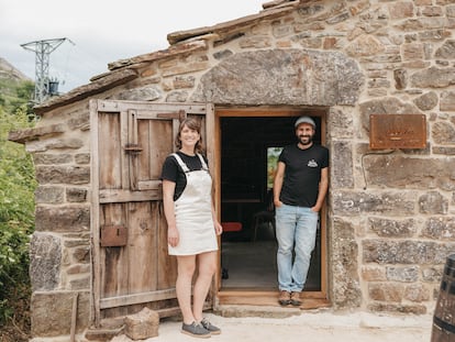 Sarah Hart y Aitor Lobato, de La Lleldiría en su cabaña restaurada en los Valles Pasiegos de Cantabria, en una imagen proporcionada por ellos.