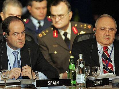 El ministro de Defensa español, José Bono, junto a su homólogo turco, Mehmet Vecdi, ayer en Niza.