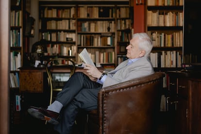 Ernesto Ottone en su biblioteca en octubre de 2023.