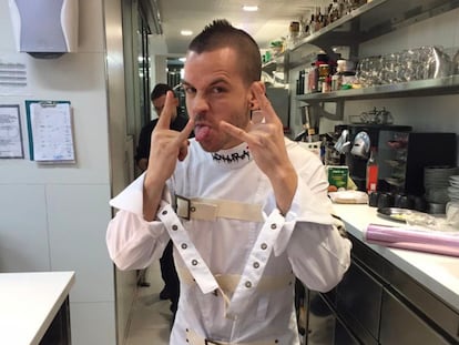 El cocinero Dabiz Muñoz, con el famoso uniforme a modo de camisa de fuerza para el personal de su restaurante StreetXo.