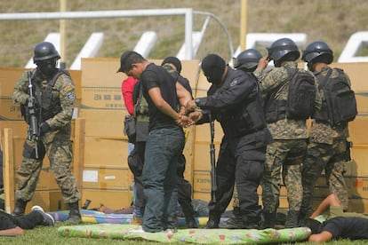 El Gobierno de El Salvador crea una fuerza especial para luchar contra las maras. 