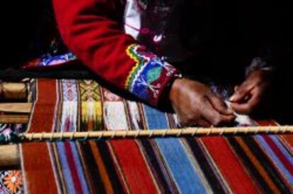 Una artesana confecciona un tejido andino.