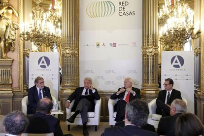 El presidente del PRISA, Juan Luis Cebrián; el expresidente del Gobierno, Felipe González; el ministro de Exteriores en funciones, José Manuel García-Margallo; y el economista venezolano, León Vicente; durante el acto este mediodía en la Casa de América, en Madrid.