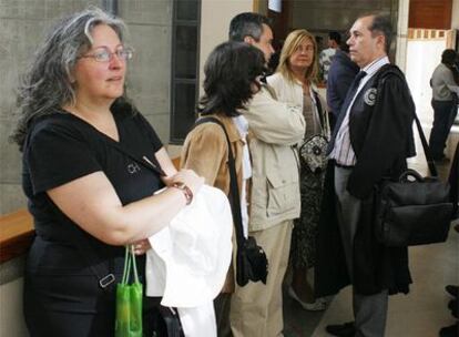 De izquierda a derecha, Isabel Quintairos, su mujer, dos miembros del comité de empresa de la Cope, y el abogado de la cadena, ayer.
andrés fraga