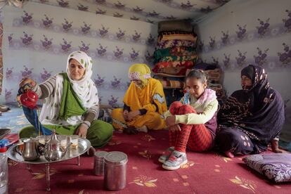 En el interior de una jaima se realiza la ceremonia del té. La sociedad saharaui es marcadamente matriarcal, herencia de un pasado nómada y beduino.