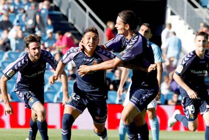 Leo Suárez, en el centro, celebra el tercer gol del Valladolid ante el Celta.