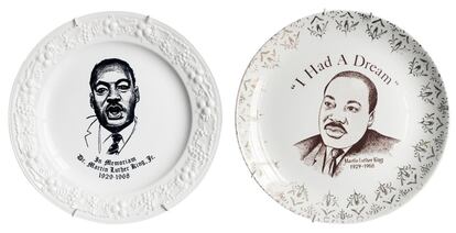 A la izquierda, plato conmemorativo. A la derecha, plato con el lema 'I had a dream'.