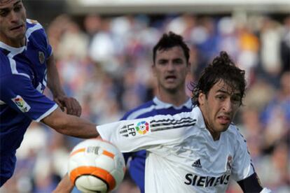 Raúl lucha por un balón durante el encuentro.