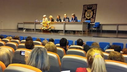 Manuela Carmena y varios miembros de su equipo durante la reuni&oacute;n con los vecinos de San Blas.