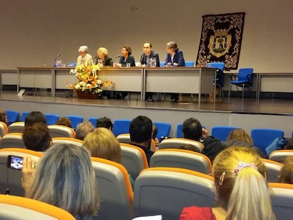 Manuela Carmena y varios miembros de su equipo durante la reuni&oacute;n con los vecinos de San Blas.