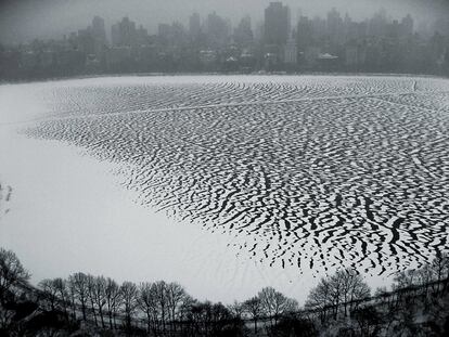 "Este es el embalse de la calle 90 durante una tormenta de nieve. Me gustan las ciudades en ese momento en el que no hay ni una se?al de las personas que viven en ellas. La nieve en el hielo parece los surcos de una huella dactilar".