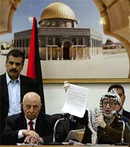 La dimisión del anterior primer ministro Mahmud Abbas aceleró la creación de un nuevo Gobierno palestino a finales de 2003. Tras semanas de luchas internas, se confirmó que su sustituto sería Ahmed Qurei, <i>Abú Alá</i>.