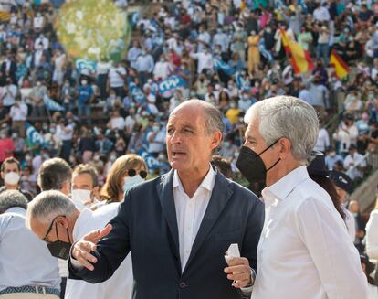 Francisco Camps y Adolfo Suárez Illana, este domingo en la Plaza de Toros de Valencia.