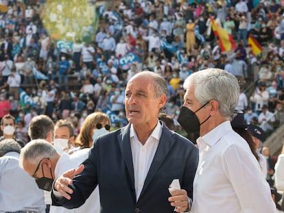 Francisco Camps y Adolfo Suárez Illana, este domingo en la Plaza de Toros de Valencia.