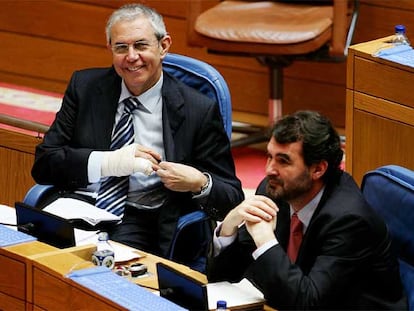 El presidente de la Xunta, Emilio Pérez Touriño, y su vicepresidente, Anxo Quintana, ayer en el pleno del Parlamento de Galicia.