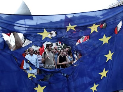 Los efectos de la crisis financiera es uno de los temas pendientes en la UE. En la imagen, manifestantes en Grecia en 2015. 