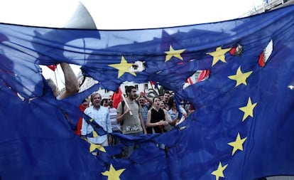Los efectos de la crisis financiera es uno de los temas pendientes en la UE. En la imagen, manifestantes en Grecia en 2015.