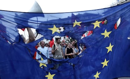 Los efectos de la crisis financiera es uno de los temas pendientes en la UE. En la imagen, manifestantes en Grecia en 2015. 